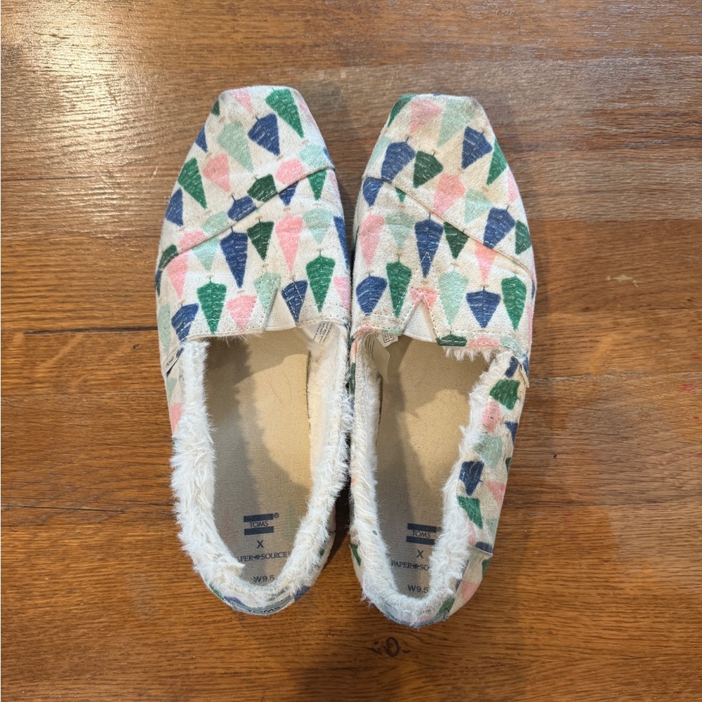 Colorful Toms Slip-on Shoes with Christmas Tree Print